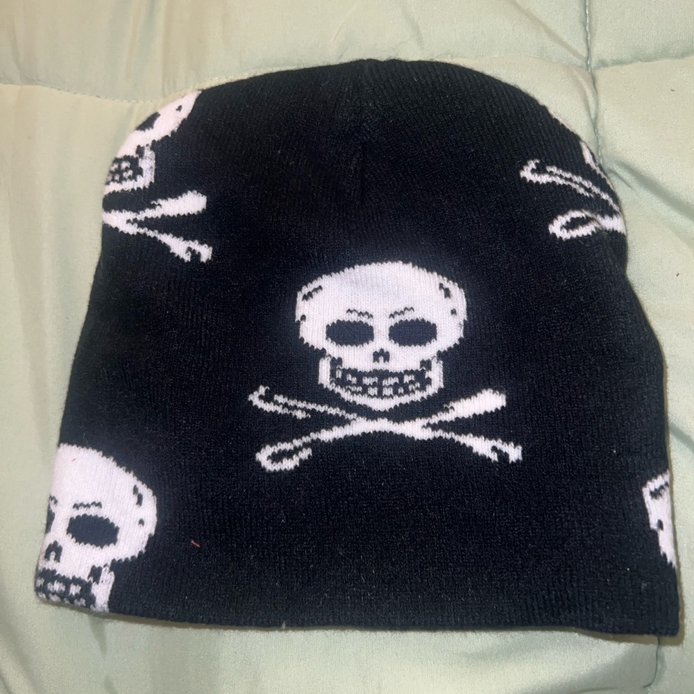SHEIN Black Skull Beanie